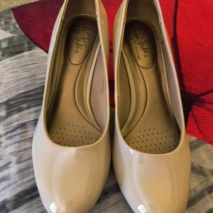 Life Stride Beige Heels